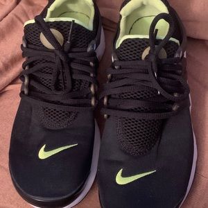 Nike Air Presto 6y/7.5 women